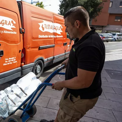 TOLEDO, 02/09/2025.- Un trabajador distribuye bebidas a un local hostelero en Toledo, este martes. El paro registrado en el mes de agosto ha subido en doce comunidades autónomas y lo ha hecho especialmente en País Vasco (3,98 %), Cataluña (2,49 %) y Baleares (2,29 %), mientras que ha descendido en Castilla-La Mancha, Canarias, Navarra, Asturias, Murcia y las ciudades autónomas de Ceuta y Melilla. EFE/Ismael Herrero
