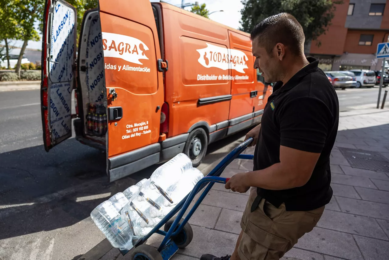 TOLEDO, 02/09/2025.- Un trabajador distribuye bebidas a un local hostelero en Toledo, este martes. El paro registrado en el mes de agosto ha subido en doce comunidades autónomas y lo ha hecho especialmente en País Vasco (3,98 %), Cataluña (2,49 %) y Baleares (2,29 %), mientras que ha descendido en Castilla-La Mancha, Canarias, Navarra, Asturias, Murcia y las ciudades autónomas de Ceuta y Melilla. EFE/Ismael Herrero
