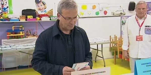 Alfredo Retortillo (PSE-EE Barakaldo), botoa ematen. (Argazkia: EiTB)