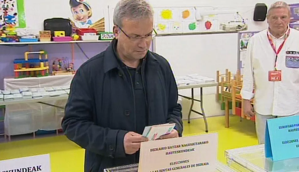Alfredo Retortillo (PSE-EE Barakaldo), botoa ematen. (Argazkia: EiTB)
