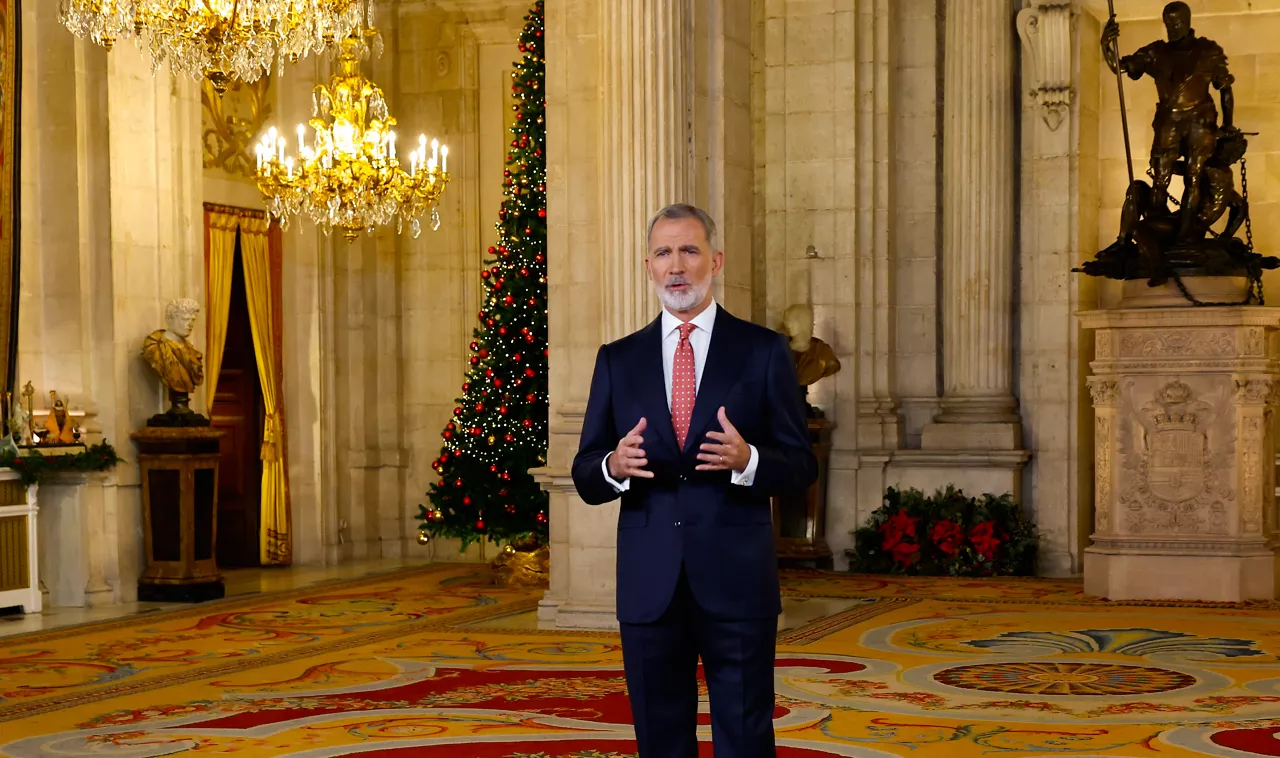 MADRID, 24/12/2025.- El rey Felipe VI pronuncia el tradicional mensaje de Nochebuena en el que hace balance de un año que ha sido complicado en la política tanto nacional como internacional y en el que se ha conmemorado el 50 aniversario de la restauración de la monarquía y los inicios de la transición a la democracia. EFE/Ballesteros POOL
