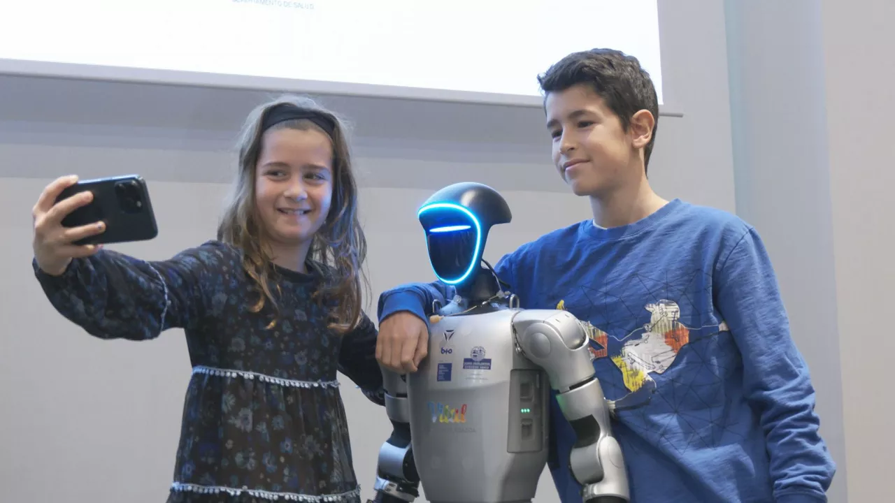 El Hospital Universitario de Álava incorpora un robot entrenado en humanización para el área de pediatría
