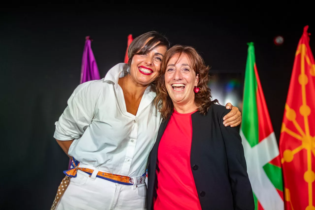 VITORIA, 26/09/2026.- EH Bildu presenta en un acto político a sus candidatas a la alcaldía de Vitoria, Rocío Vitero (i), y la diputada general de Álava, Eva López de Arroyabe (d), este sábado, en Vitoria. EFE/ L. Rico
