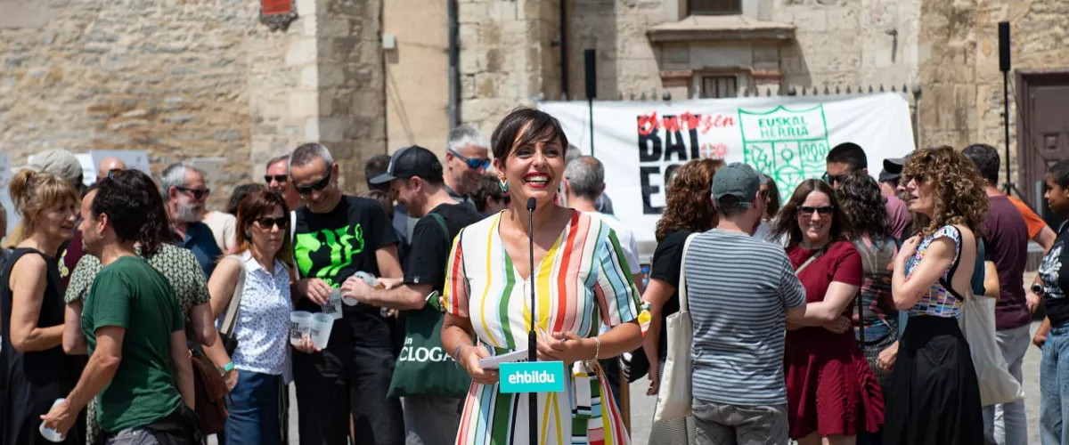 Etxebizitzaren krisiari eta garaiko behar handiei erantzuteko lanean jarraitzeko konpromisoa agertu du EH Bilduk. "Bat Egin Eguna" ospatu dute gaur Gasteizen, Aihotz plazan eta inguruetan.