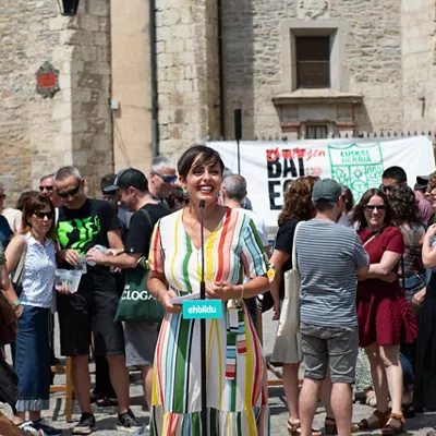 Etxebizitzaren krisiari eta garaiko behar handiei erantzuteko lanean jarraitzeko konpromisoa agertu du EH Bilduk. "Bat Egin Eguna" ospatu dute gaur Gasteizen, Aihotz plazan eta inguruetan.