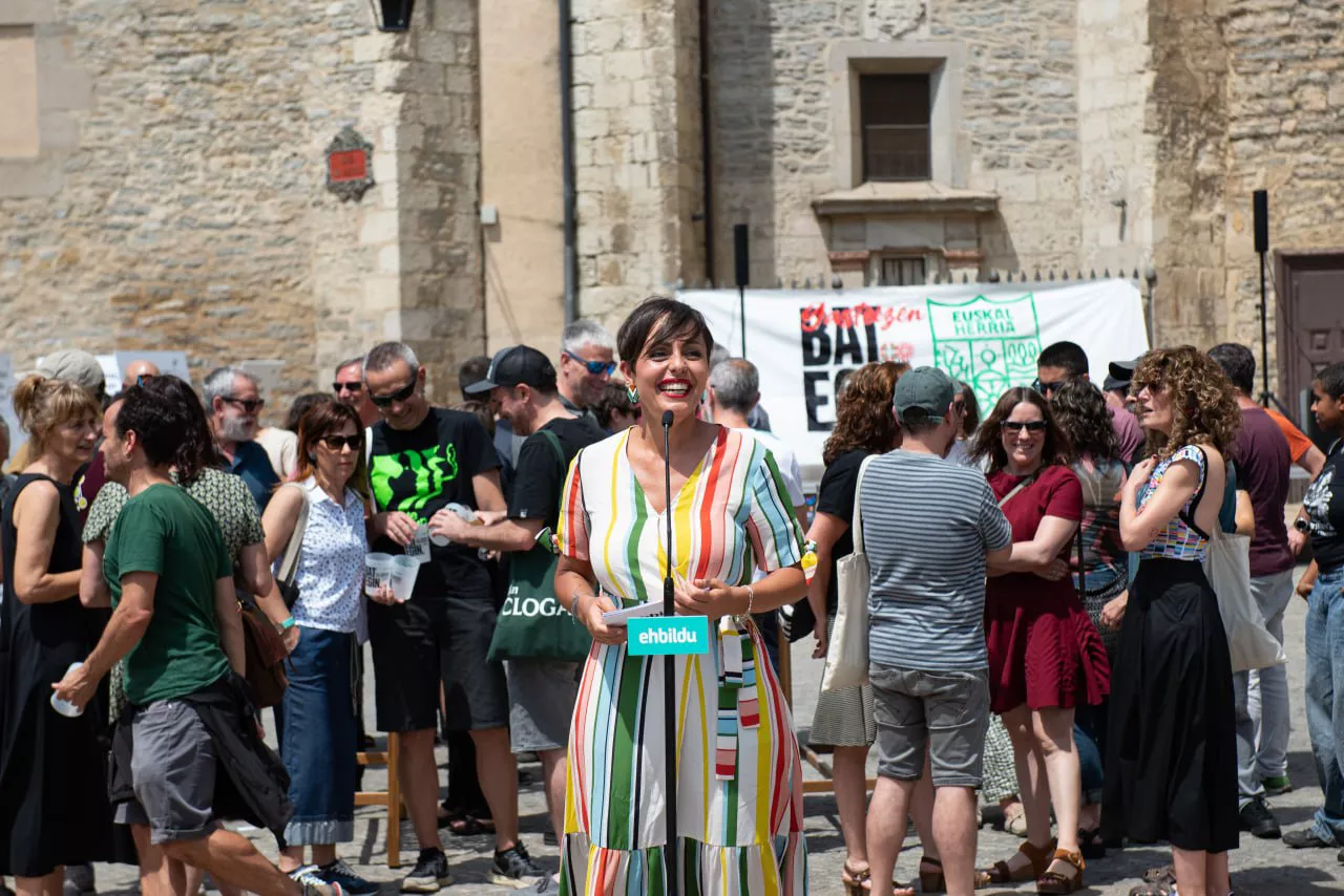 Etxebizitzaren krisiari eta garaiko behar handiei erantzuteko lanean jarraitzeko konpromisoa agertu du EH Bilduk. "Bat Egin Eguna" ospatu dute gaur Gasteizen, Aihotz plazan eta inguruetan.