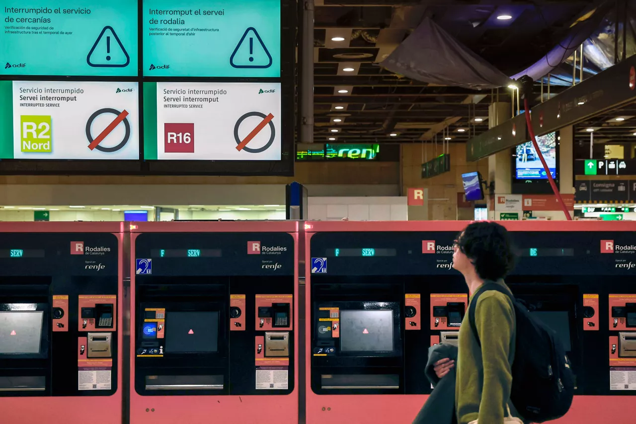 GRAFCAT6908. BARCELONA, 21/01/2026.- Un usuario en la Estación de Sants de Barcelona este miércoles cuando Adif mantiene suspendida la circulación ferroviaria en el ámbito de Rodalies en toda Cataluña tras el accidente mortal que se produjo anoche en Gelida (Barcelona), donde un tren chocó contra un muro de contención que había caído a la vía a causa de las fuertes lluvias. EFE/Toni Albir
