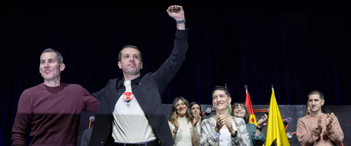 IRUN (GIPUZKOA), 24/01/2026.- El nuevo coordinador general de Sortu, Xabier Iraola (2i), junto a su preecesor, Arkaitz Rodríguez (i), este sábado durante un congreso celebrado por su partido en Irun (Gipuzkoa), con el que Sortu ha presentado oficialmente a los quince integrantes de la nueva ejecutiva. EFE/Javier Etxezarreta
