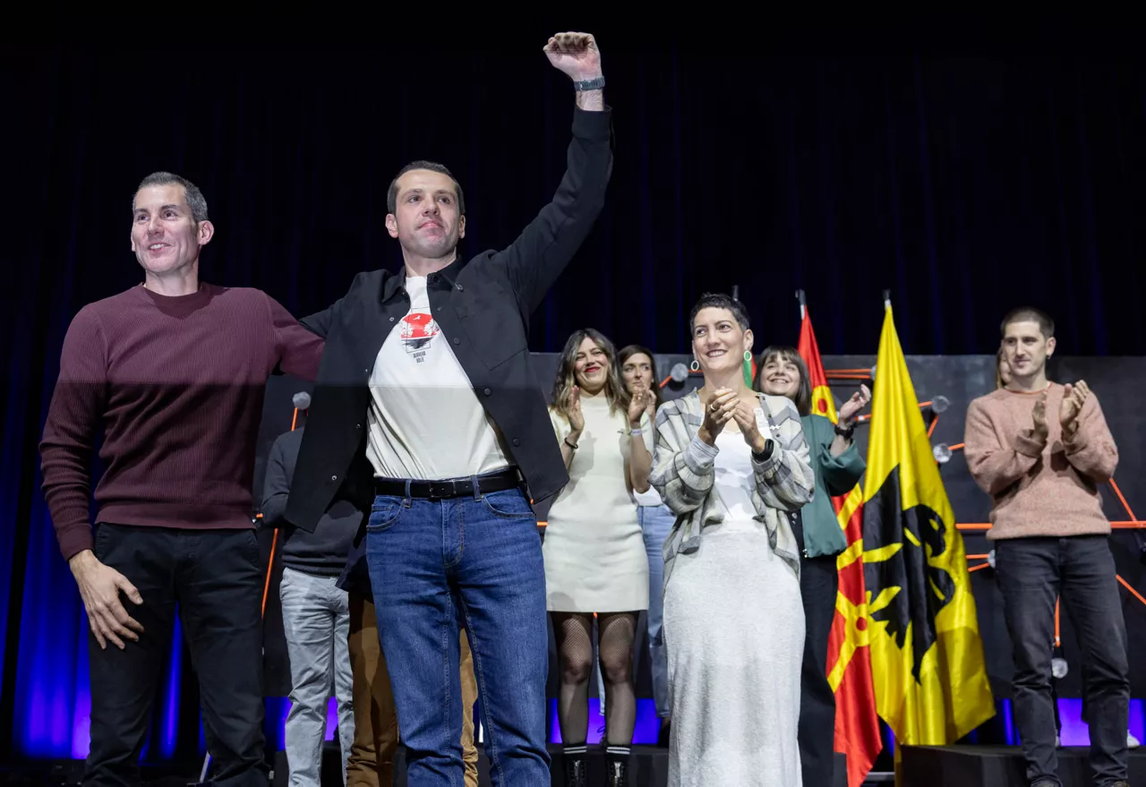 IRUN (GIPUZKOA), 24/01/2026.- El nuevo coordinador general de Sortu, Xabier Iraola (2i), junto a su preecesor, Arkaitz Rodríguez (i), este sábado durante un congreso celebrado por su partido en Irun (Gipuzkoa), con el que Sortu ha presentado oficialmente a los quince integrantes de la nueva ejecutiva. EFE/Javier Etxezarreta
