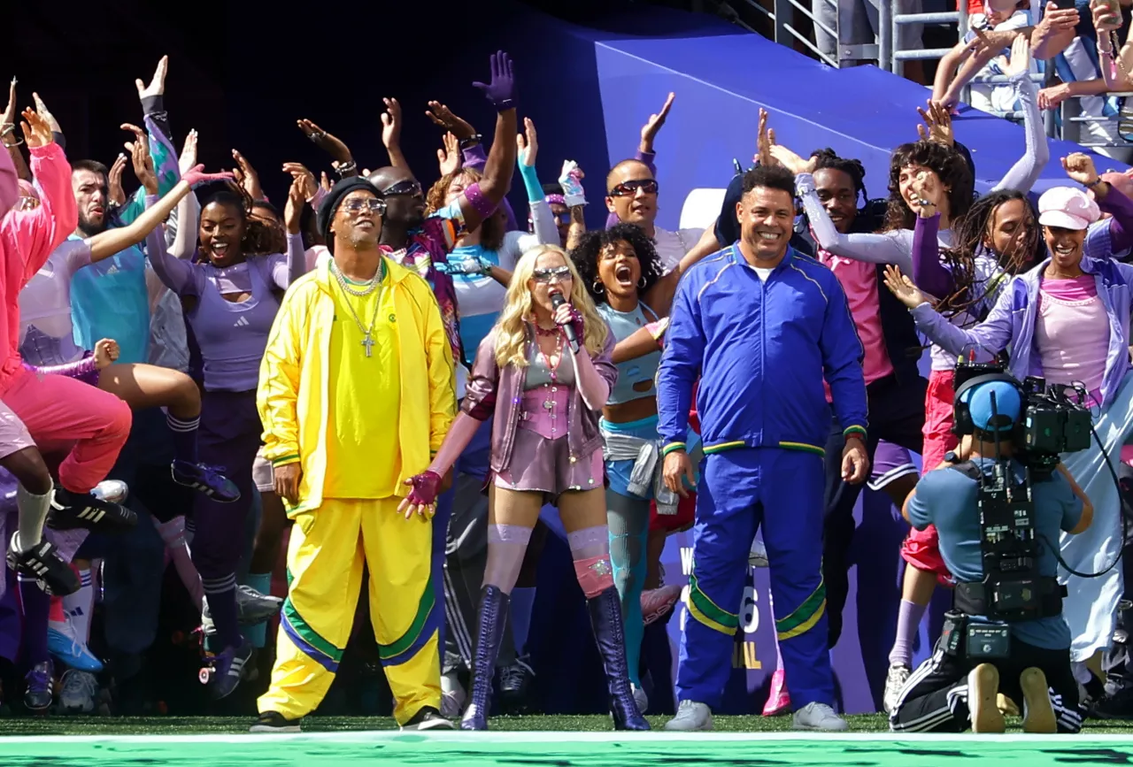 EAST RUTHERFORD (United States), 19/07/2026.- US singer Madonna (C) performs flanked by former Brazilian soccer players Ronaldinho (L) and Ronaldo during the halftime show during the FIFA World Cup 2026 final match Spain against Argentina, in New Jersey, USA, 19 July 2026. (Mundial de Fútbol, España) EFE/EPA/CHRISTOPHER NEUNDORF
