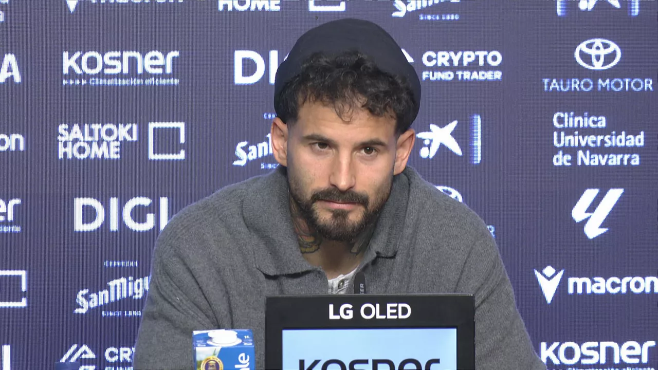 Ruben Garcia Osasunako jokalariak prentsaurrekoa eskaini du taldearekin berritzea sinatu ostean.