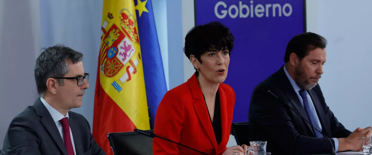 MADRID, 14/04/2026.-La ministra Portavoz, Elma Saiz, el ministro de la Presidencia, Justicia y Relaciones con las Cortes, Félix Bolaños, y el ministro de Transportes y Movilidad Sostenible, Óscar Puente, comparecen en la rueda de prensa tras la reunión del Consejo de Ministros, este martes en Madrid.-   EFE/ Zipi Aragón
