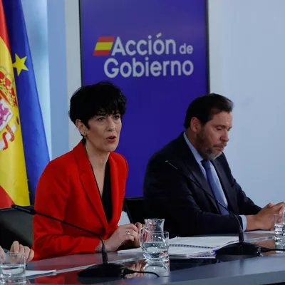 MADRID, 14/04/2026.-La ministra Portavoz, Elma Saiz, el ministro de la Presidencia, Justicia y Relaciones con las Cortes, Félix Bolaños, y el ministro de Transportes y Movilidad Sostenible, Óscar Puente, comparecen en la rueda de prensa tras la reunión del Consejo de Ministros, este martes en Madrid.-   EFE/ Zipi Aragón
