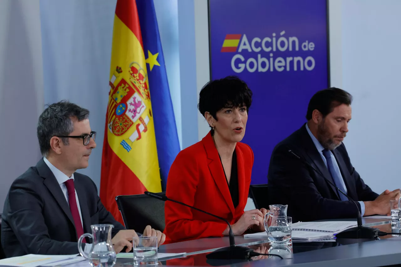 MADRID, 14/04/2026.-La ministra Portavoz, Elma Saiz, el ministro de la Presidencia, Justicia y Relaciones con las Cortes, Félix Bolaños, y el ministro de Transportes y Movilidad Sostenible, Óscar Puente, comparecen en la rueda de prensa tras la reunión del Consejo de Ministros, este martes en Madrid.-   EFE/ Zipi Aragón
