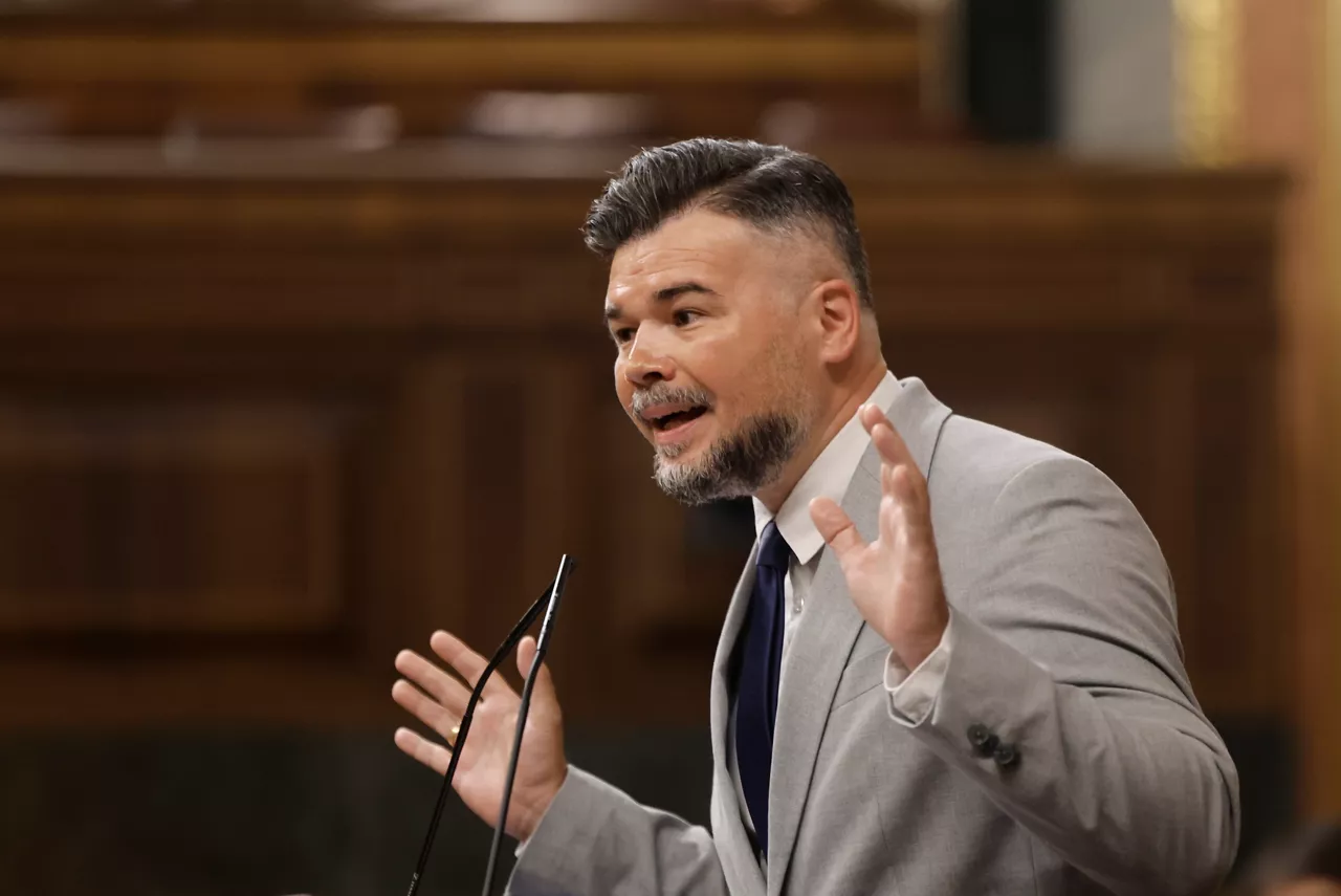 MADRID, 03/09/2026.- El portavoz de ERC Gabriel Rufián interviene en el pleno en el que comparece el presidente del Gobierno, Pedro Sánchez, en el Congreso de los Diputados, este jueves, para informar de la gestión de la crisis en Ceuta. en el que el presidente del Gobierno, Pedro Sánchez, comparece para explicar sus decisiones en la crisis migratoria sufrida por Ceuta. EFE/Sergio Pérez
