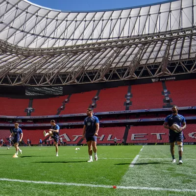 . BILBAO, 21/05/2026.- Los jugadores del Montpellier Hérault Rugby francés, este jueves durante el entrenamiento en el estadio de San Mamés, previo a la final de la Challenge Cup que disputarán el viernes ante el Ulster Rugby irlandés. EFE/Javier Zorrilla
