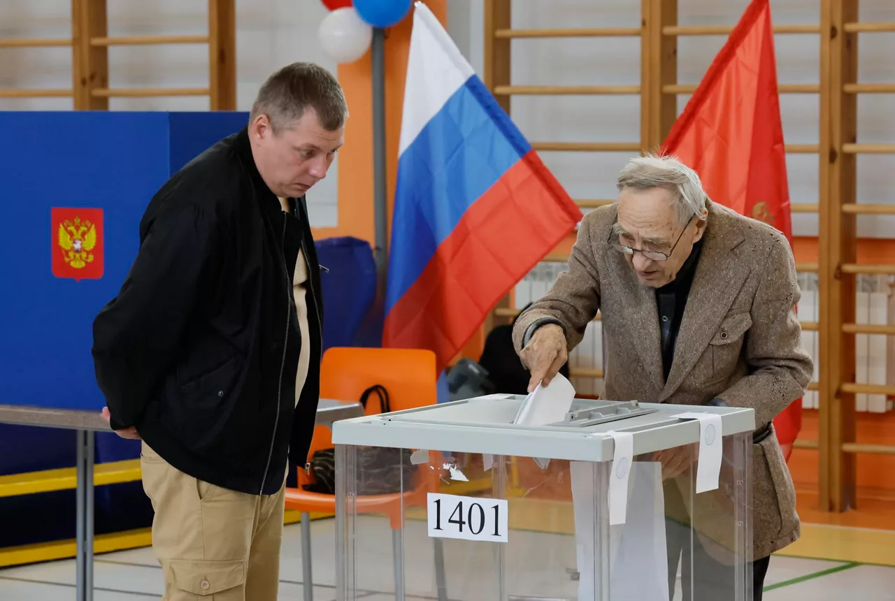 ST. PETERSBURG (Russian Federation), 18/09/2026.- An elderly man casts his ballot at a polling station in St.Petersburg, Russia, 18 September 2026. Russia elects the new State Duma, the lower house of parliament, during unified voting day from 18 to 20 September. (Elecciones, Rusia, San Petersburgo) EFE/EPA/ANATOLY MALTSEV
