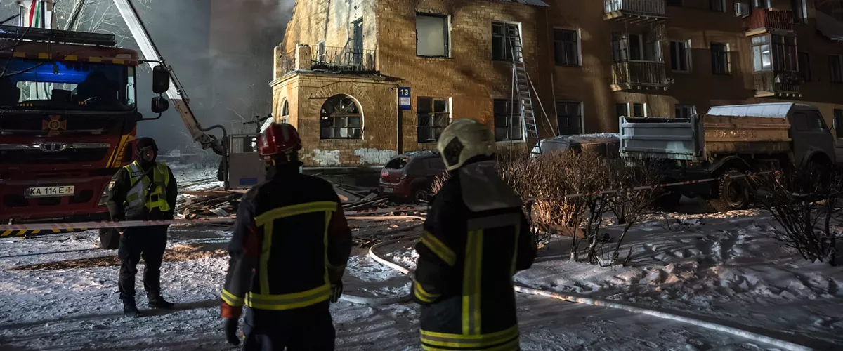 KYIV (Ukraine), 09/01/2026.- Ukrainian rescuers work at the site of a Russian strike on a residential building in Kyiv, Ukraine, 09 January 2026, amid the Russian invasion. At least three people were killed and 16 others injured in the city during an overnight combined Russian attack, according to the Kyiv City Military Administration. During a subsequent double-tap strike, one paramedic was killed and four were injured, according to Kyiv Mayor Vitali Klitschko. (Rusia, Ucrania, Kiev) EFE/EPA/MAXYM MARUSENKO
