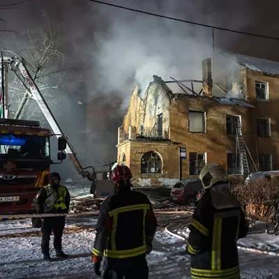 KYIV (Ukraine), 09/01/2026.- Ukrainian rescuers work at the site of a Russian strike on a residential building in Kyiv, Ukraine, 09 January 2026, amid the Russian invasion. At least three people were killed and 16 others injured in the city during an overnight combined Russian attack, according to the Kyiv City Military Administration. During a subsequent double-tap strike, one paramedic was killed and four were injured, according to Kyiv Mayor Vitali Klitschko. (Rusia, Ucrania, Kiev) EFE/EPA/MAXYM MARUSENKO
