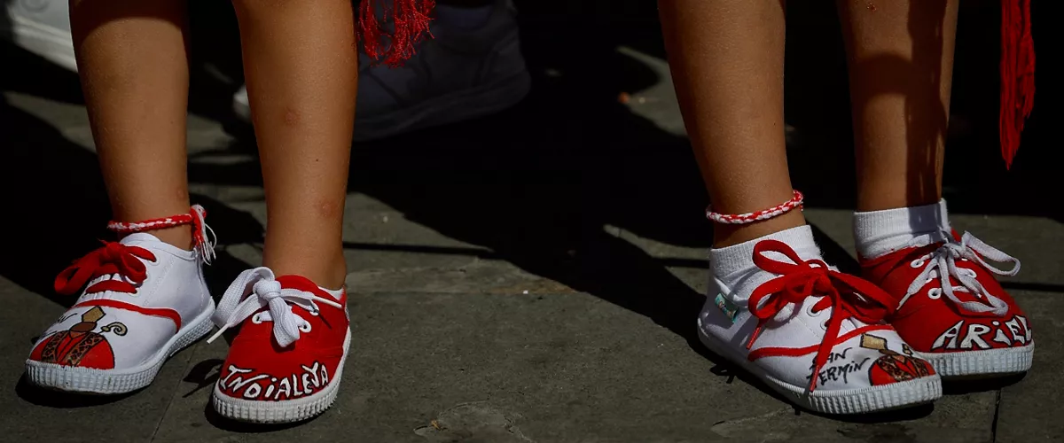 GRAFCAV202. PAMPLONA, 10/07/2025.- Los Sanfermines llegan al ecuador de las fiestas con una jornada dedicada a los más pequeños que han honrado a San Fermín en una ofrenda floral multitudiaria y que ha comenzado con un veloz encierro con toros de Victoriano del Río. EFE/ Villar López
