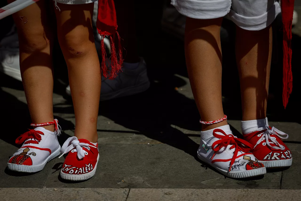 GRAFCAV202. PAMPLONA, 10/07/2025.- Los Sanfermines llegan al ecuador de las fiestas con una jornada dedicada a los más pequeños que han honrado a San Fermín en una ofrenda floral multitudiaria y que ha comenzado con un veloz encierro con toros de Victoriano del Río. EFE/ Villar López
