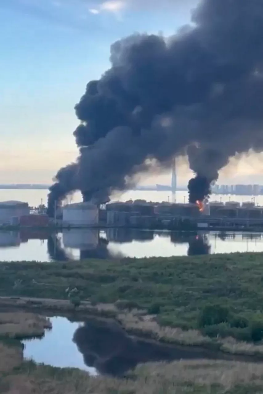 Captura del vídeo publicado en X por el presidente de Ucrania, Volodímir Zelenski, mostrando el o ataque ucraniano contra la terminal petrolera del puerto ruso de San Petersburgo