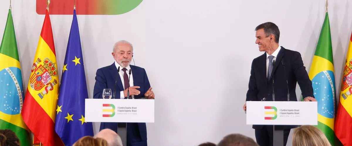 GRAF3596. BARCELONA, 17/04/2026.- El presidente del Gobierno, Pedro Sánchez (d), y el presidente brasileño, Luiz Inácio Lula da Silva (i), presiden la primera cumbre entre ambos países en la que ratifican su apuesta por políticas progresistas como la respuesta más eficaz frente al populismo. EFE/ Quique García
