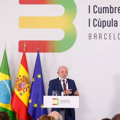 GRAF3596. BARCELONA, 17/04/2026.- El presidente del Gobierno, Pedro Sánchez (d), y el presidente brasileño, Luiz Inácio Lula da Silva (i), presiden la primera cumbre entre ambos países en la que ratifican su apuesta por políticas progresistas como la respuesta más eficaz frente al populismo. EFE/ Quique García
