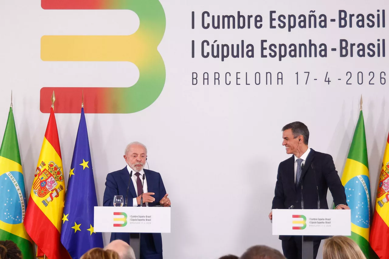 GRAF3596. BARCELONA, 17/04/2026.- El presidente del Gobierno, Pedro Sánchez (d), y el presidente brasileño, Luiz Inácio Lula da Silva (i), presiden la primera cumbre entre ambos países en la que ratifican su apuesta por políticas progresistas como la respuesta más eficaz frente al populismo. EFE/ Quique García
