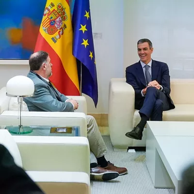 MADRID, 08/01/2026.- El presidente del Gobierno, Pedro Sánchez (d), durante la reunión mantenida este jueves en la Moncloa con el líder de ERC, Oriol Junqueras, la primera reunión entre ambos desde que el catalán saliera de prisión tras su encarcelamiento por el 'procés' y con un asunto clave sobre la mesa: la financiación singular para Cataluña prometida a los independentistas. EFE/ Borja Sánchez-Trillo
