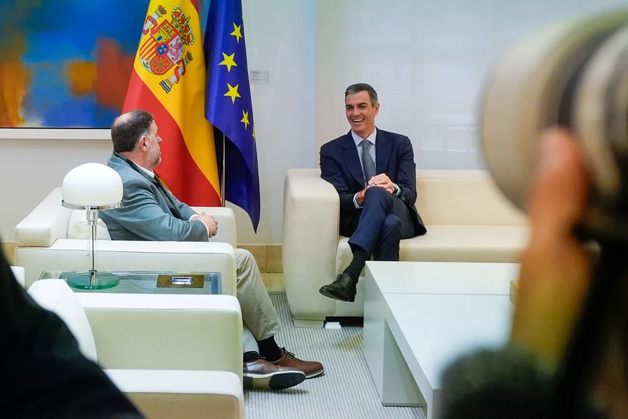 MADRID, 08/01/2026.- El presidente del Gobierno, Pedro Sánchez (d), durante la reunión mantenida este jueves en la Moncloa con el líder de ERC, Oriol Junqueras, la primera reunión entre ambos desde que el catalán saliera de prisión tras su encarcelamiento por el 'procés' y con un asunto clave sobre la mesa: la financiación singular para Cataluña prometida a los independentistas. EFE/ Borja Sánchez-Trillo
