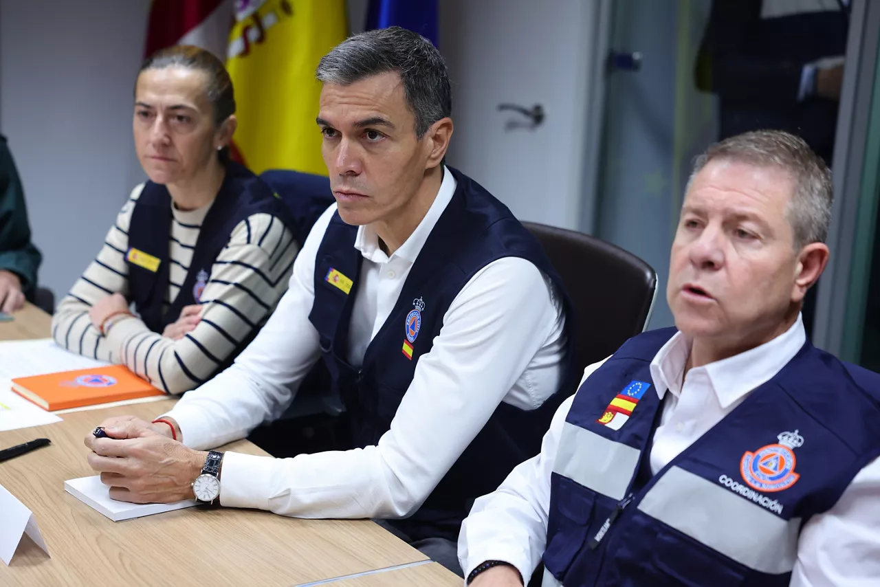 TOLEDO, 29/10/2026.- El presidente del Gobierno, Pedro Sánchez (c), el presidente de Castilla-La Mancha, Emiliano García-Page (d) y la secretaria general de Protección Civil y Emergencias, Virginia Barcones, durante la reunión del Centro de Coordinación Operativa Integrado (CECOPI) este jueves en Toledo, en el primer día de luto oficial de los tres decretados por el Gobierno por el trágico accidente ferroviario de Urda (Toledo). EFE/ Ismael Herrero
