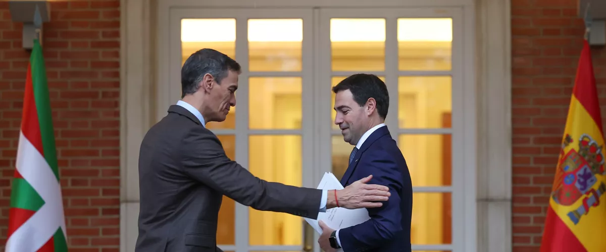MADRID, 27/01/2026.- El presidente del Gobierno, Pedro Sánchez, recibe al lehendakari, Imanol Pradales, este martes en el Palacio de la Moncloa. EFE/ Kiko Huesca
