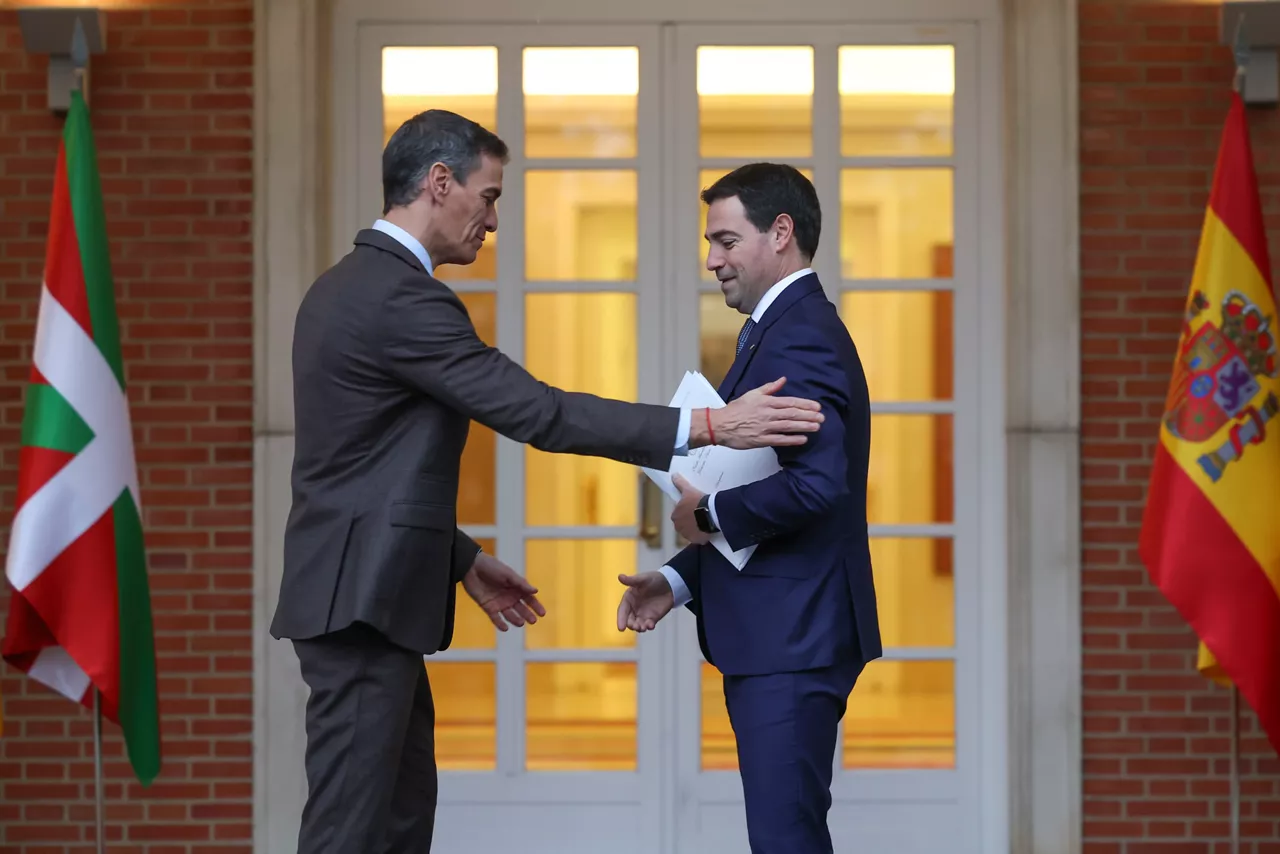 MADRID, 27/01/2026.- El presidente del Gobierno, Pedro Sánchez, recibe al lehendakari, Imanol Pradales, este martes en el Palacio de la Moncloa. EFE/ Kiko Huesca
