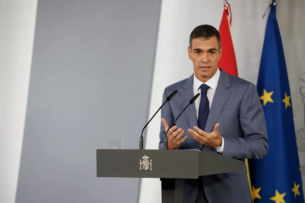 MADRID, 06/10/2026.- El presidente del Gobierno, Pedro Sánchez, comparece en rueda de prensa tras la reunión del Consejo de Ministros, este martes en el Palacio de la Moncloa. EFE/ Javier Lizon
