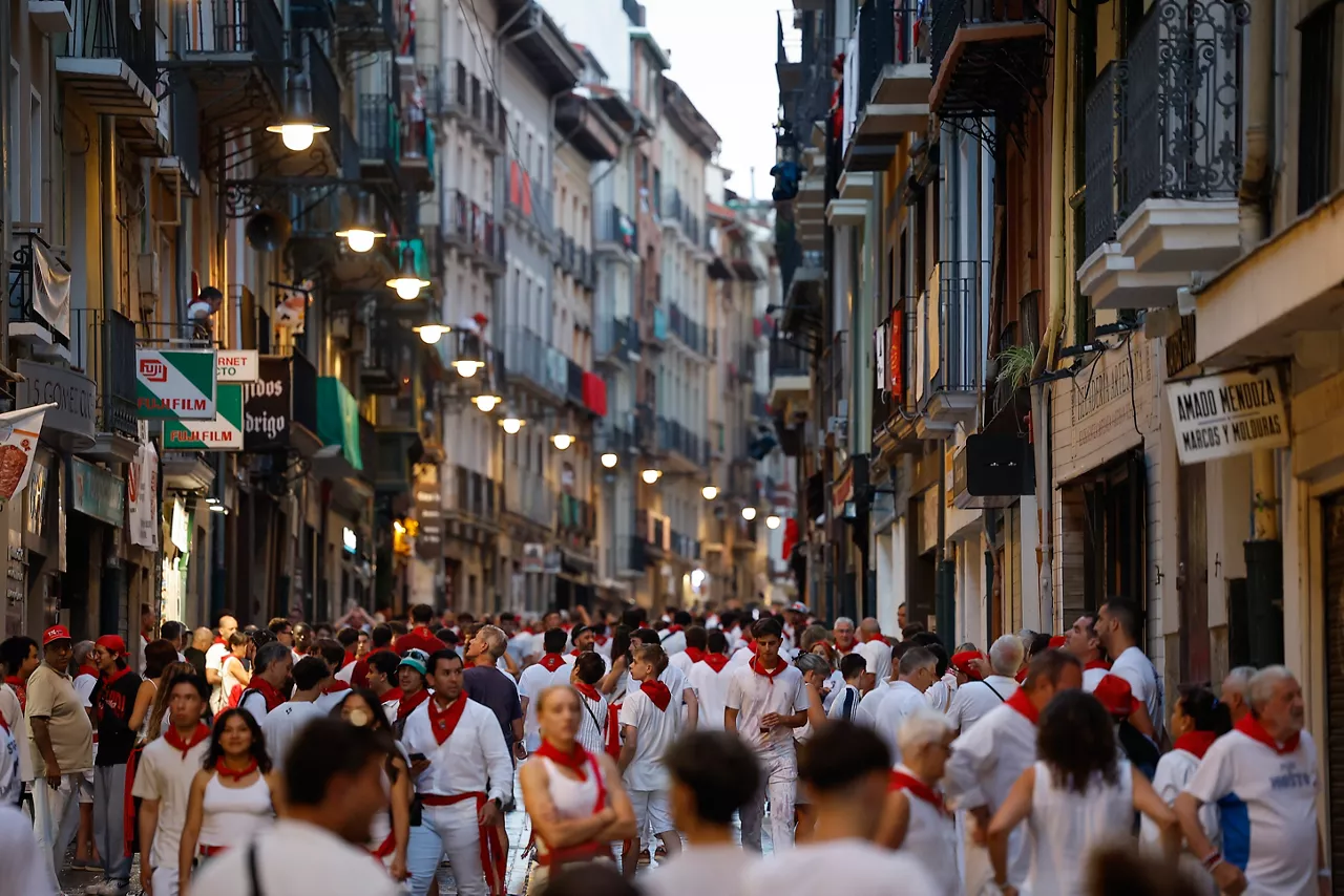 PAMPLONA, 11/07/2026.- La Estafeta es probablemente la calle más conocida de Pamplona dentro y fuera de nuestras fronteras, tal vez por el protagonismo que esta vía de unos 300 metros de longitud y una ligera pendiente del 2 %, enclavada en el Casco Viejo de la ciudad, tiene en los encierros de los Sanfermines. Su nombre procede de la primera oficina de correos de la ciudad, instalada en 1716. Antes de adoptar esta denominación, en el siglo XV se llamaba calle de los Carpinteros de Navarrería porque en la zona se agrupaban los talleres de estos artesanos. EFE/ Villar López
