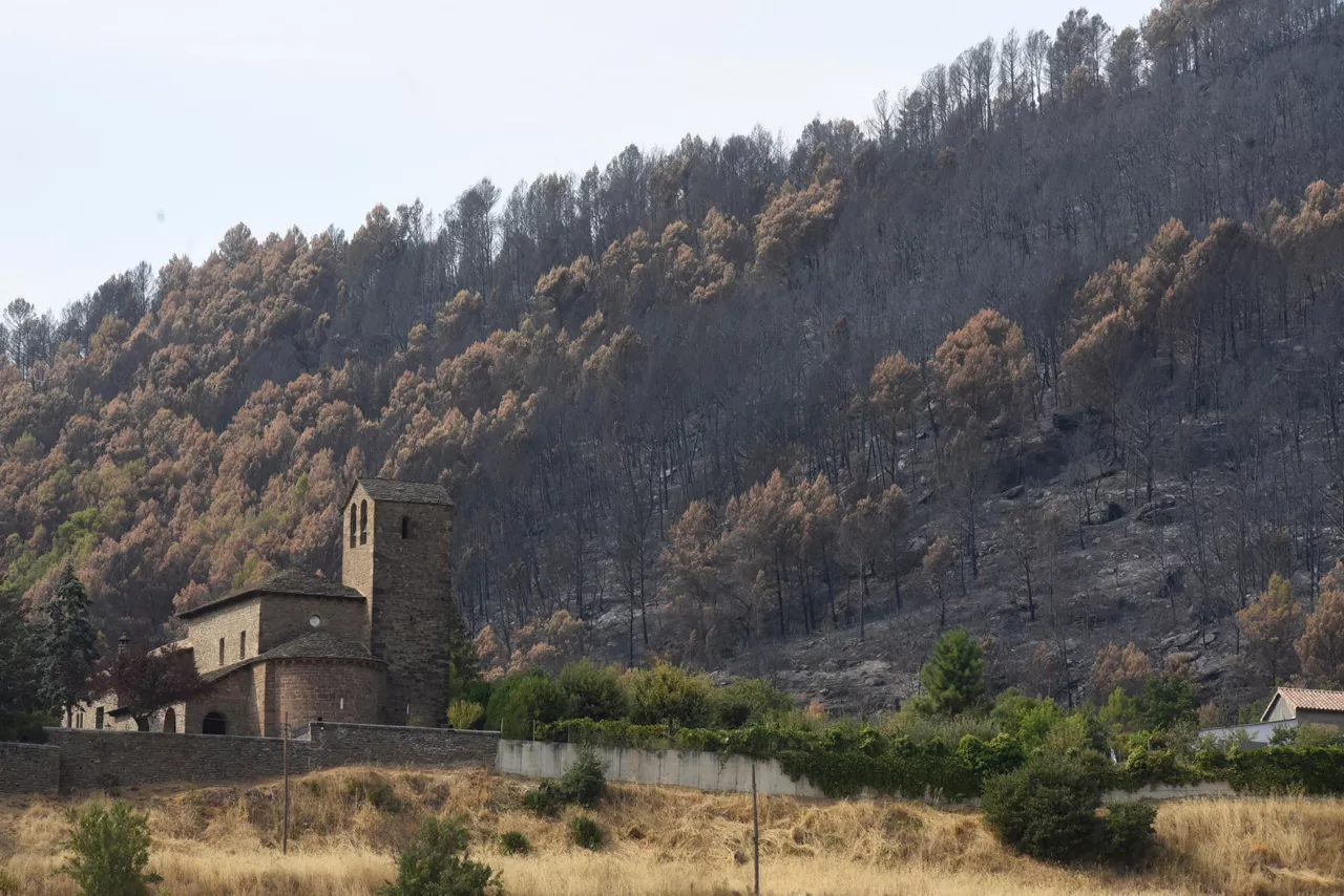 GRAF1219. PEÑAS DE RIGLOS (HUESCA), 17/08/2026.- Puesto de mando avanzado del incendio de las Peñas de Riglos, junto al pueblo de Santa María de la Peña, uno de los pueblos que está desalojado por los incendios. Los 1.049 vecinos de los diecinueve municipios evacuados a causa del incendio de Las Peñas de Riglos (Huesca) podrán ir volviendo paulatinamente a sus casas a partir de mañana ante la buena evolución del fuego, aunque todavía no esté completamente estabilizado. EFE/ Javier Blasco
