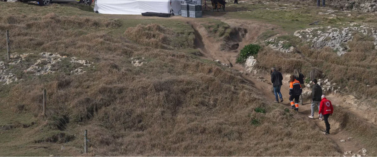 SANTANDER, 04/03/2026.- Servicios de emergencias trabajan en la zona de El Bocal, en las labores de búsqueda de la persona desaparecida tras caer al agua después de la ruptura de una pasarela peatonal de madera, que ha causado la muerte a cinco jóvenes. Otra persona fue rescatada con vida y está fuera de peligro. EFE/ Pedro Puente Hoyos
