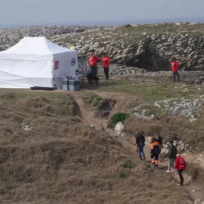 SANTANDER, 04/03/2026.- Servicios de emergencias trabajan en la zona de El Bocal, en las labores de búsqueda de la persona desaparecida tras caer al agua después de la ruptura de una pasarela peatonal de madera, que ha causado la muerte a cinco jóvenes. Otra persona fue rescatada con vida y está fuera de peligro. EFE/ Pedro Puente Hoyos
