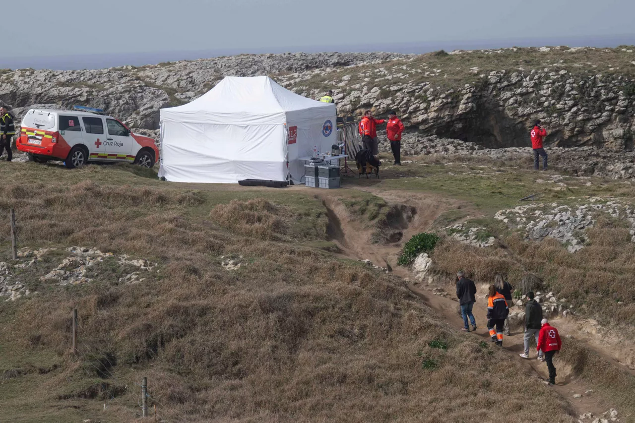 SANTANDER, 04/03/2026.- Servicios de emergencias trabajan en la zona de El Bocal, en las labores de búsqueda de la persona desaparecida tras caer al agua después de la ruptura de una pasarela peatonal de madera, que ha causado la muerte a cinco jóvenes. Otra persona fue rescatada con vida y está fuera de peligro. EFE/ Pedro Puente Hoyos
