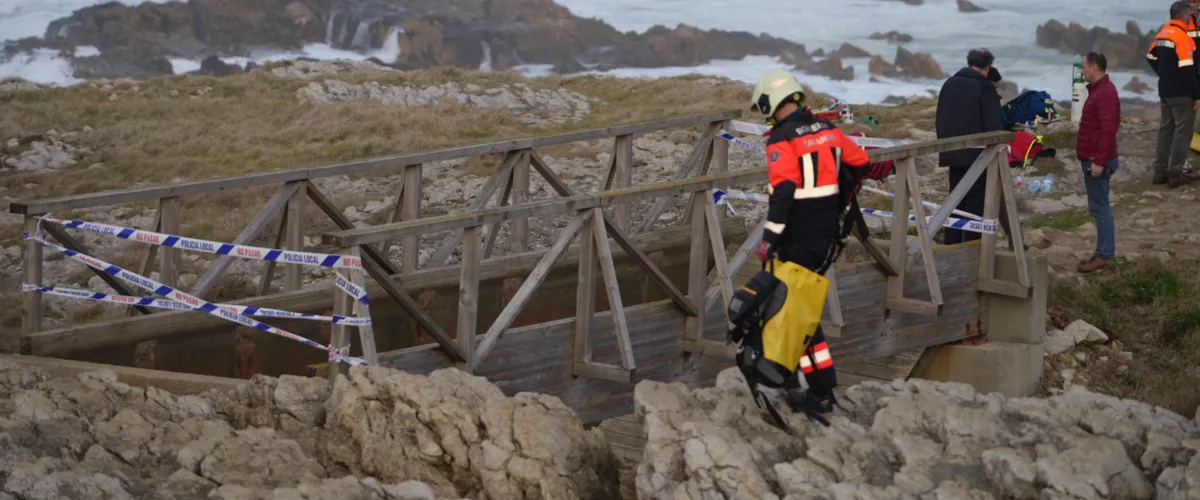 SANTANDER, 03/03/2026.- Al menos cuatro personas han fallecido y dos continúan desaparecidas tras al caerse al mar de una de las pasarelas peatonales de madera que hay en la zona del Bocal, en Santander, que se ha roto este martes cuando un grupo de siete jóvenes pasaba por ella. De los siete, cuatro han fallecido y sus cuerpos han sido rescatados del mar o en las rocas bajo la pasarela, dos están desaparecidos y una joven ha sido trasladad con hipotermia grave al hospital de Valdecilla. EFE/Román G. Aguilera
