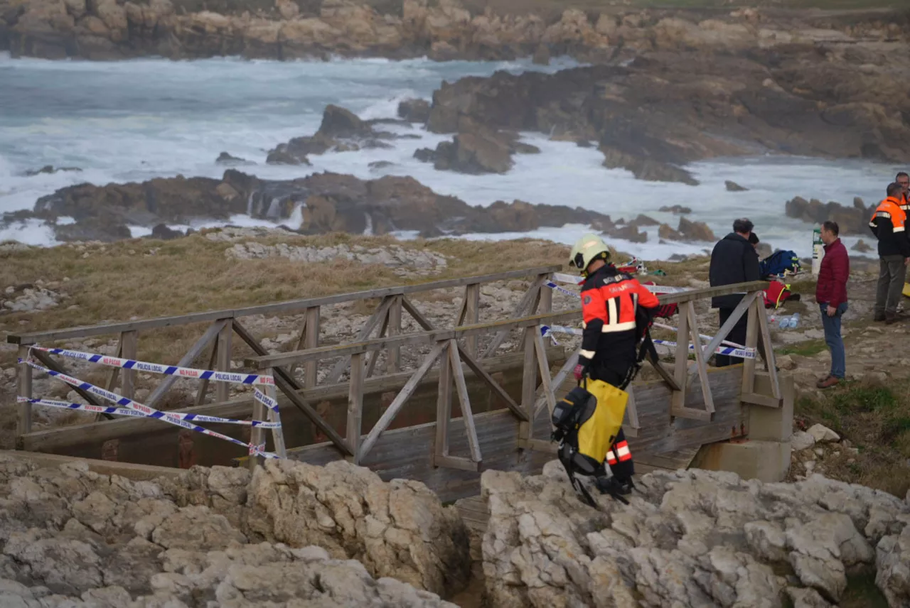 SANTANDER, 03/03/2026.- Al menos cuatro personas han fallecido y dos continúan desaparecidas tras al caerse al mar de una de las pasarelas peatonales de madera que hay en la zona del Bocal, en Santander, que se ha roto este martes cuando un grupo de siete jóvenes pasaba por ella. De los siete, cuatro han fallecido y sus cuerpos han sido rescatados del mar o en las rocas bajo la pasarela, dos están desaparecidos y una joven ha sido trasladad con hipotermia grave al hospital de Valdecilla. EFE/Román G. Aguilera
