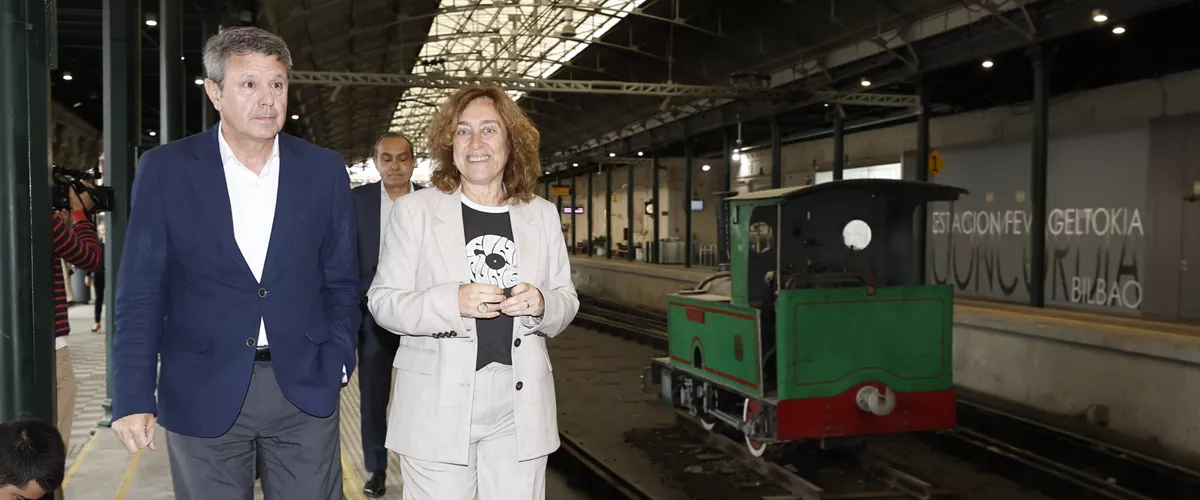 BILBAO, 27/04/2026.- La consejera de Movilidad Sostenible del Gobierno Vasco, Susana García Chueca (d), y el secretario de Estado de Transportes y Movilidad Sostenible, José Antonio Santano (i), han presentado este lunes en Bilbao el nuevo servicio de cercanías ferroviarias entre Karrantza y Aranguren (Zalla). EFE/ Miguel Toña
