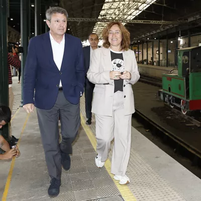 BILBAO, 27/04/2026.- La consejera de Movilidad Sostenible del Gobierno Vasco, Susana García Chueca (d), y el secretario de Estado de Transportes y Movilidad Sostenible, José Antonio Santano (i), han presentado este lunes en Bilbao el nuevo servicio de cercanías ferroviarias entre Karrantza y Aranguren (Zalla). EFE/ Miguel Toña
