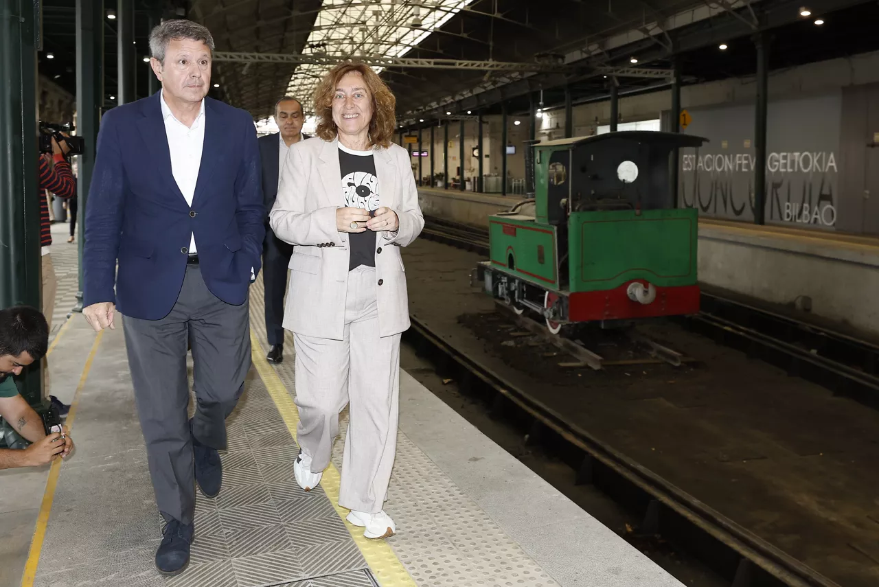 BILBAO, 27/04/2026.- La consejera de Movilidad Sostenible del Gobierno Vasco, Susana García Chueca (d), y el secretario de Estado de Transportes y Movilidad Sostenible, José Antonio Santano (i), han presentado este lunes en Bilbao el nuevo servicio de cercanías ferroviarias entre Karrantza y Aranguren (Zalla). EFE/ Miguel Toña

