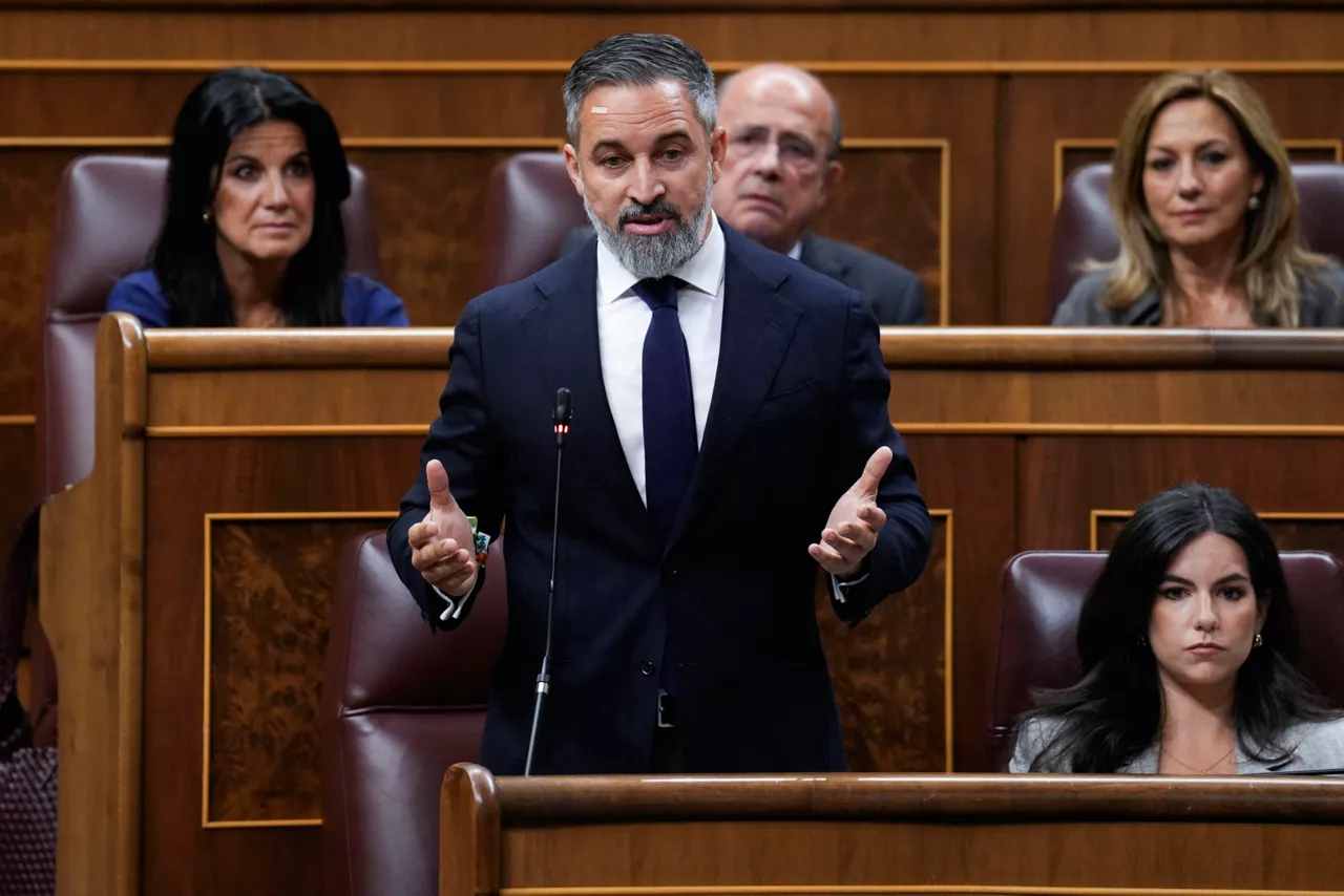 MADRID (ESPAÑA), 20/05/2026.- El líder de Vox, Santiago Abascal, pregunta al presidente del Gobierno, Pedro Sánchez, este miércoles durante el pleno del Congreso que celebra sesión de control al Ejecutivo, tras la imputación del expresidente José Luis Rodríguez Zapatero en la causa de Plus Ultra, que ha causado conmoción en el PSOE y rearma al PP en su campaña de oposición a Pedro Sánchez. EFE/Borja Sanchez-Trillo

