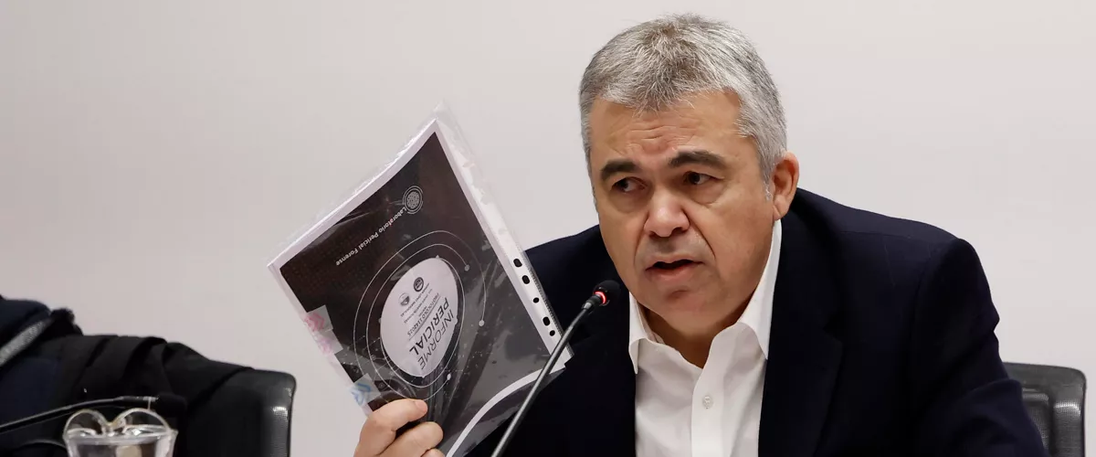 GRAFCAV9720. PAMPLONA, 11/02/2026.- El exsecretario de Organización del PSOE, Santos Cerdán, ha manifestado que quiere "justicia" en la comisión de investigación de la adjudicación de obras públicas del Gobierno Foral que se celebra en el Parlamento Foral en la que se ha acogido a su derecho a no declarar. Cerdán ha comenzado indicando a la Cámara que se quería acoger a su derecho a no declarar tal como le permite la Constitución española y la ley de Enjuicimiamiento criminal al estar investigado en la causa especial 20775/2020-2 de la que cual se desglosó en fecha 31 de octubre de 2025, una parte declarada secreta.
