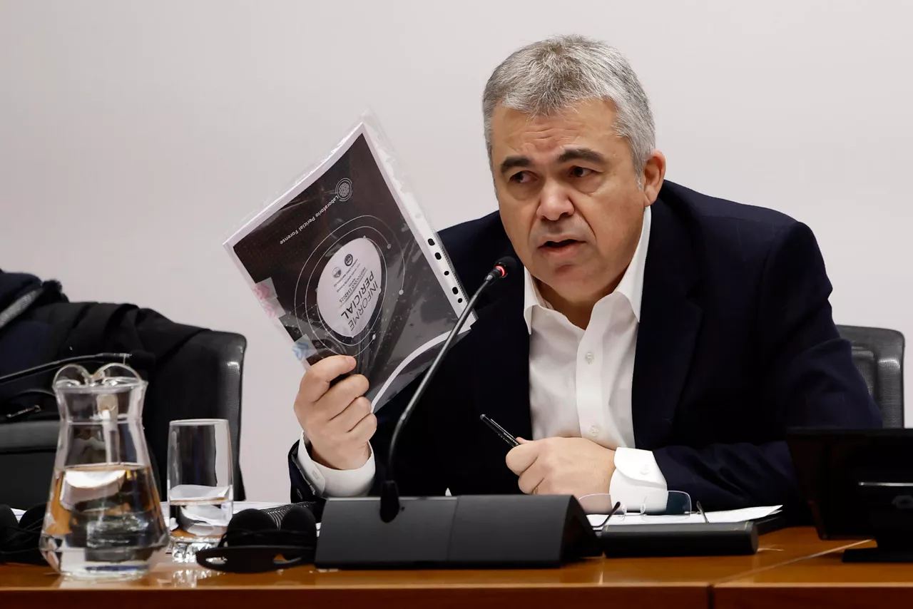 GRAFCAV9720. PAMPLONA, 11/02/2026.- El exsecretario de Organización del PSOE, Santos Cerdán, ha manifestado que quiere "justicia" en la comisión de investigación de la adjudicación de obras públicas del Gobierno Foral que se celebra en el Parlamento Foral en la que se ha acogido a su derecho a no declarar. Cerdán ha comenzado indicando a la Cámara que se quería acoger a su derecho a no declarar tal como le permite la Constitución española y la ley de Enjuicimiamiento criminal al estar investigado en la causa especial 20775/2020-2 de la que cual se desglosó en fecha 31 de octubre de 2025, una parte declarada secreta.
