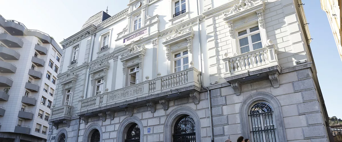 SANTURCE (BIZKAIA), 12/02/2026.- Vista general del Ayuntamiento de Santurtzi (Bizkaia) este jueves, jornada en que la alcaldesa de la localidad, Karmele Tubilla (PNV), ha renunciado al cargo por "razones personales, familiares y políticas", y se ha mostrado convencida de estar siendo utilizada por el resto de fuerzas políticas para perjudicar la imagen de su partido. EFE/ Miguel Toña
