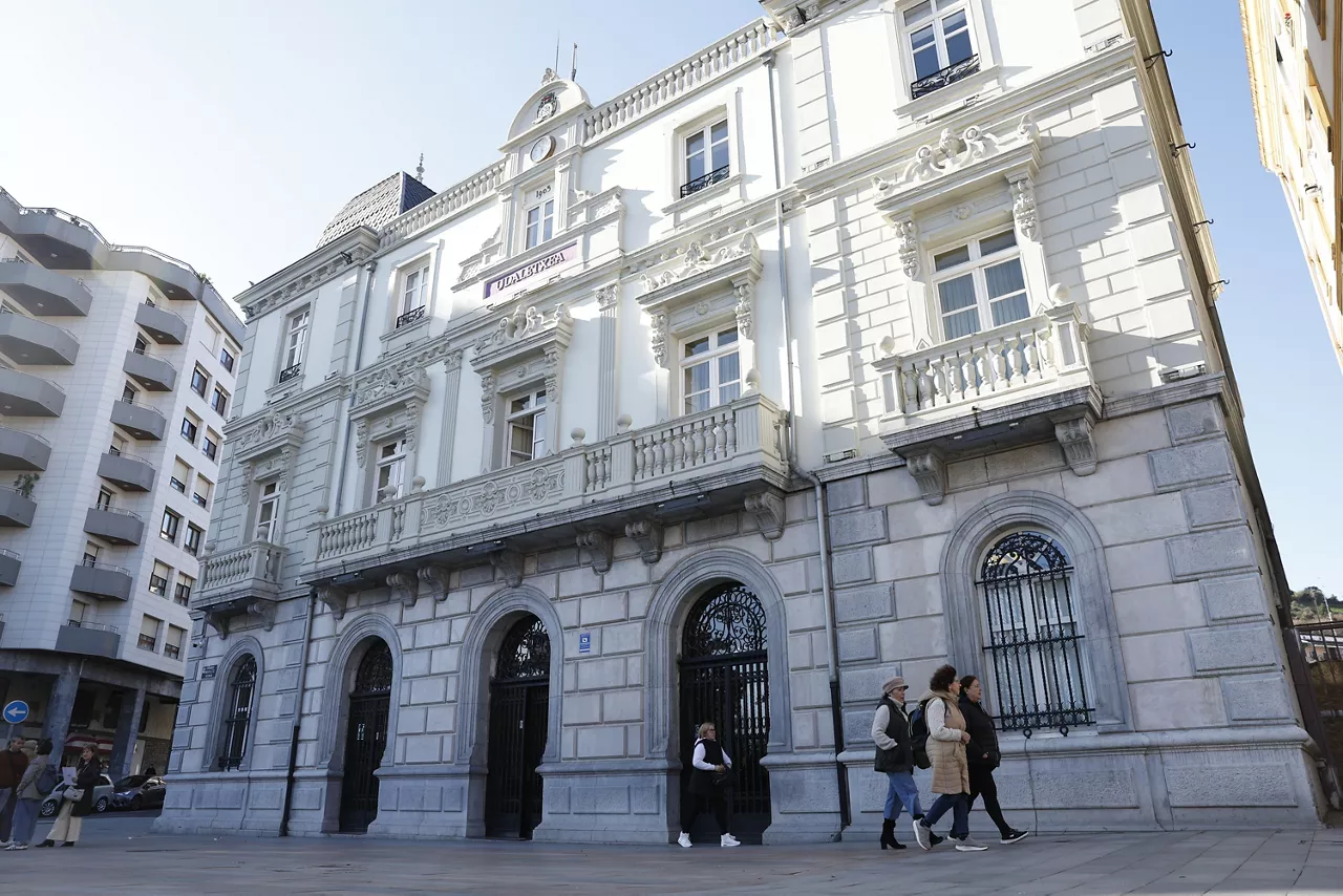 SANTURCE (BIZKAIA), 12/02/2026.- Vista general del Ayuntamiento de Santurtzi (Bizkaia) este jueves, jornada en que la alcaldesa de la localidad, Karmele Tubilla (PNV), ha renunciado al cargo por "razones personales, familiares y políticas", y se ha mostrado convencida de estar siendo utilizada por el resto de fuerzas políticas para perjudicar la imagen de su partido. EFE/ Miguel Toña
